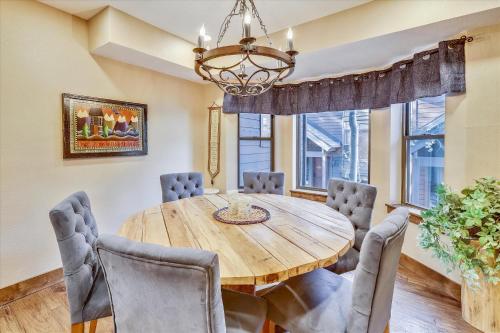 Village Point 109: Breckenridge Townhome with Private Hot Tub Near Peak 9 - image 2