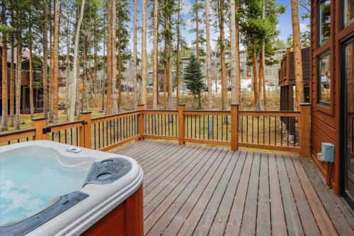 Village Point 109: Breckenridge Townhome with Private Hot Tub Near Peak 9 - image 4