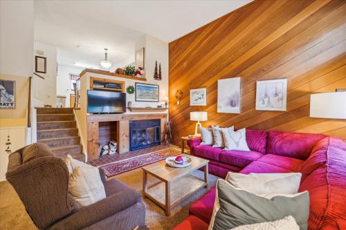Stay at Winterpoint 20 and walk to Main Street – khách sạn tại Four O'Clock
