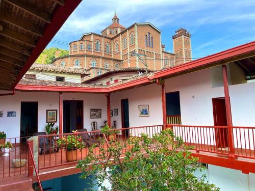 Casa Colonial cerca al parque y la casa de la Madre Laura