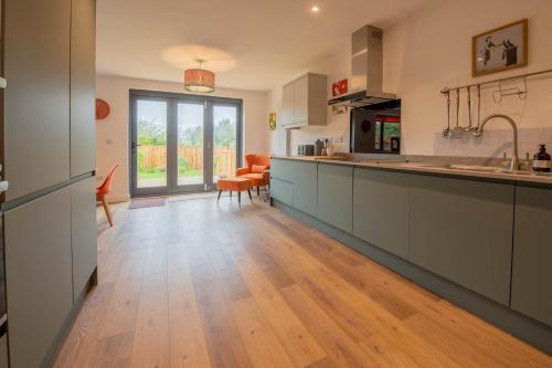 Konyha, Stylish 3-Bed Home Near Scotch Corner by MCPI Hosting, Perfect For Families & Groups! in Middleton Tyas