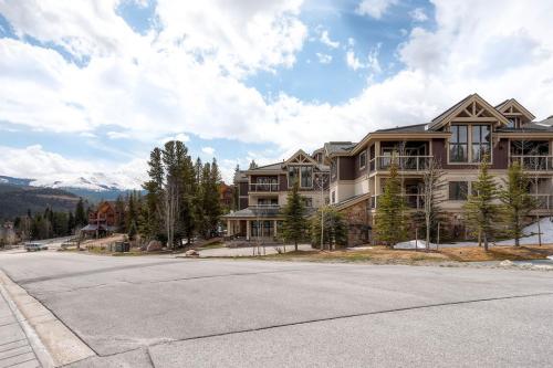 Tyra Riverbend 111: Ski In/Out Breckenridge Condo with Hot Tubs - image 4