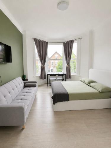 KW SELF CONTAINED STUDIOS ALEXANDRA PALACE COLLECTiON