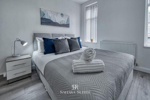 Spacious 5-Bedroom Home - Sleeps 10 - Manchester - Parking - Tap to explore photos