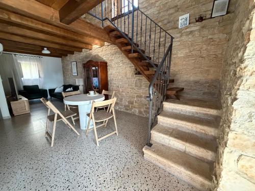Villa Angela- Romantic stone retreat in Okreti