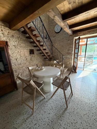 Villa Angela- Romantic stone retreat in Okreti