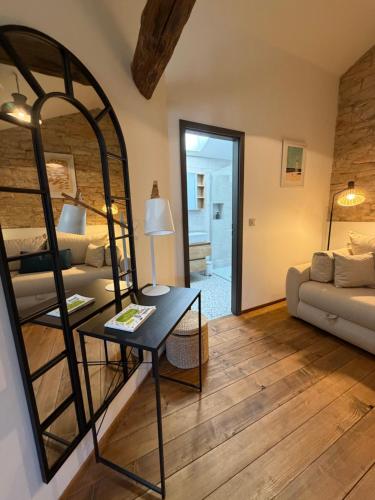 Villa Angela- Romantic stone retreat in Okreti