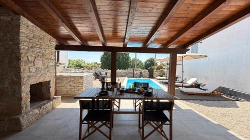 Villa Angela- Romantic stone retreat in Okreti