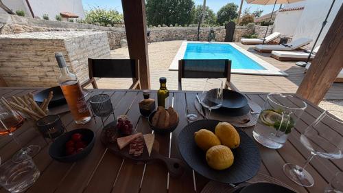 Villa Angela- Romantic stone retreat in Okreti