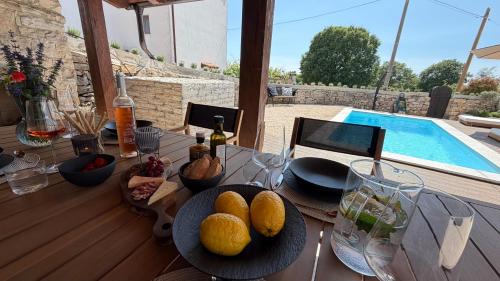 Villa Angela- Romantic stone retreat in Okreti