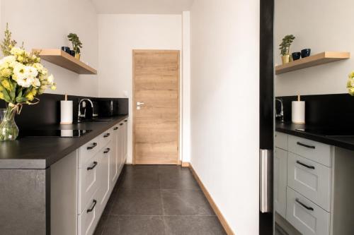 PiotrApartments - Central Warsaw Wilcza - Luxury Apartment - Prime Location - image 4