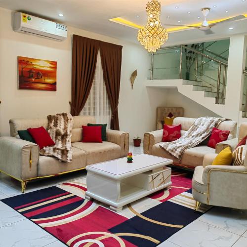 Beautiful & comfy three bedroom house with mountain views! — other in Ghana oyarifa, Trofwi Ghana,