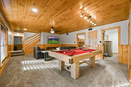 Smoky Mountain Retreat | Views | Hot Tub | Games – khách sạn tại Ngoại ô Pigeon Forge