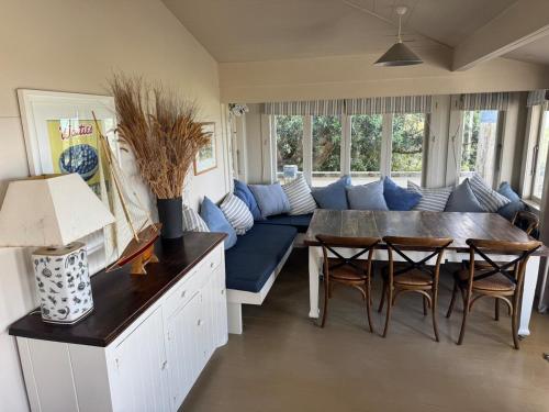 The Bach - beachfront in Waimarama