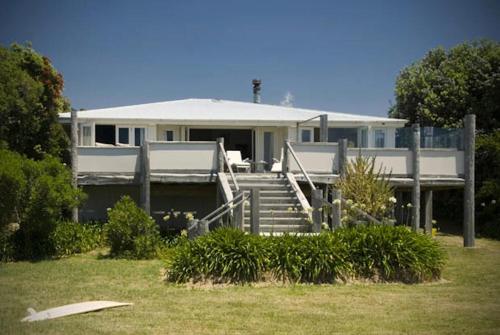 The Bach - beachfront in Waimarama