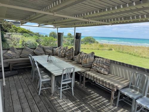 The Bach - beachfront in Waimarama