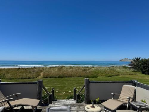 The Bach - beachfront in Waimarama