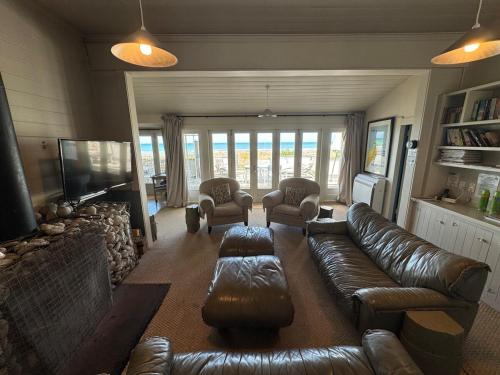 The Bach - beachfront in Waimarama