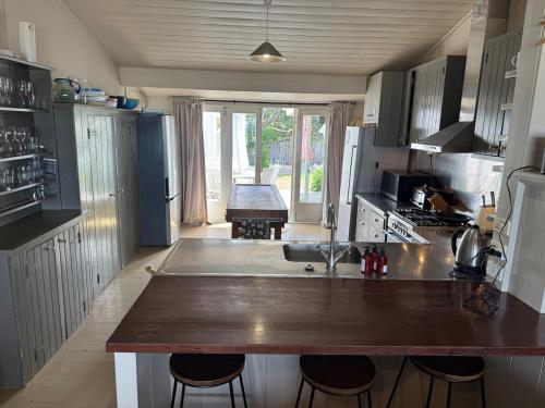 The Bach - beachfront in Waimarama