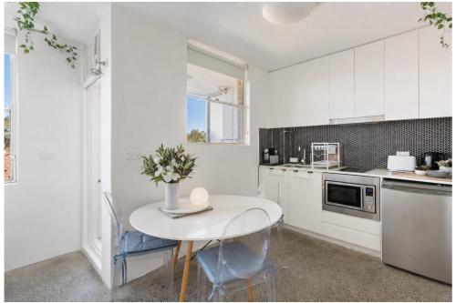 Rooftop-Pool Studio Stay in Bondi - image 11