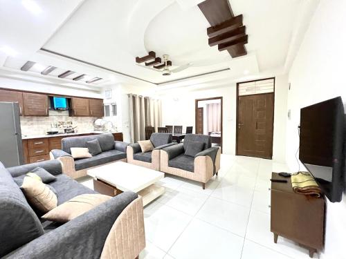 1Bedroom Hall and Kitchen Entire Flat Main ISB - image 3