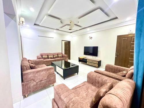 1Bedroom Hall and Kitchen Entire Flat Main ISB - image 4