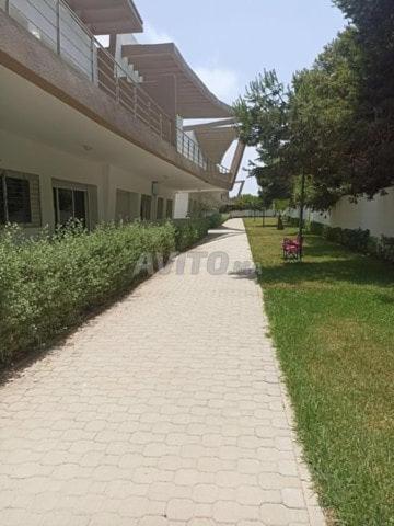 Appart spacieux avec une grande terrasse vitrée et meublée à sidi rahal (Appart spacieux avec une grande terrasse vitree et meublee a sidi rahal) in 希迪拉哈爾
