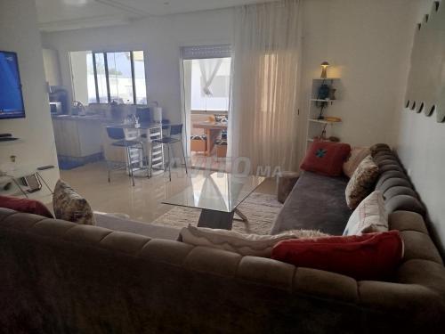 Appart spacieux avec une grande terrasse vitrée et meublée à sidi rahal (Appart spacieux avec une grande terrasse vitree et meublee a sidi rahal) in 希迪拉哈爾