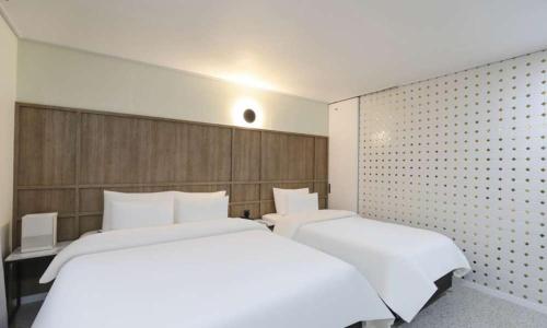 1 double bed, 1 twin bed