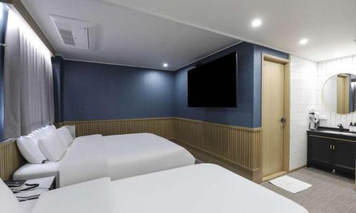1 double bed, 1 twin bed