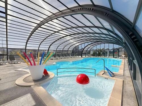 Mobil-Home Jullouville, 4 pièces, 6 personnes - FR-1-361A-74 (Mobil-home tout confort pres de la plage avec piscine chauffee, 3 chambres, terrasse et parking - FR) in Jullouville
