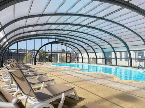 Mobil-Home Jullouville, 4 pièces, 6 personnes - FR-1-361A-74 (Mobil-home tout confort pres de la plage avec piscine chauffee, 3 chambres, terrasse et parking - FR) in Jullouville