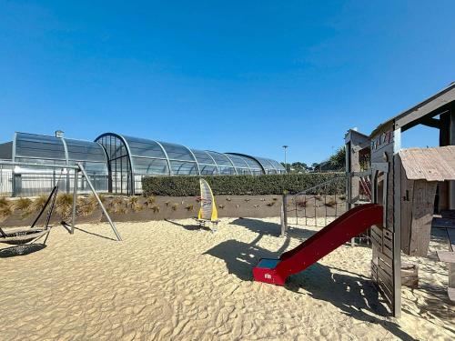 Mobil-Home Jullouville, 4 pièces, 6 personnes - FR-1-361A-74 (Mobil-home tout confort pres de la plage avec piscine chauffee, 3 chambres, terrasse et parking - FR) in Jullouville