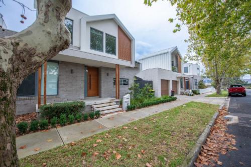 Urban Grove House Alphington in Alphington
