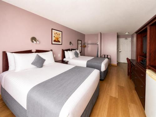 2 queen beds