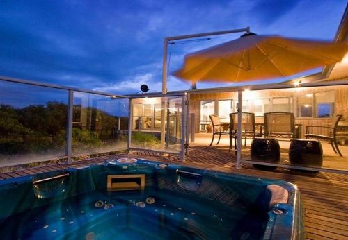 My Back Beach Retreat with spa and ocean views – khách sạn tại Bãi biển St Andrews