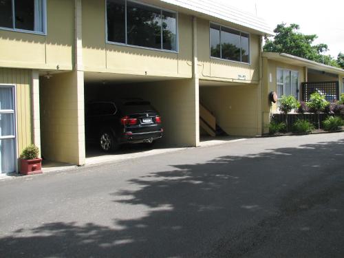 One-Bedroom Apartment Upstairs access