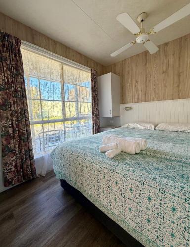 1 queen bed, 1 twin bed, 2 bunk beds