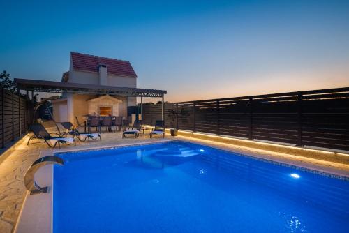 Villa Ante - Private Pool, Wellness & Gym in Sestanovac