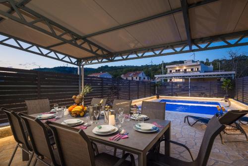 Villa Ante - Private Pool, Wellness & Gym in Sestanovac