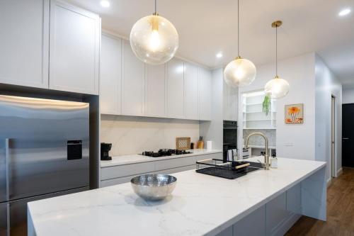 Modern Home - gr8 4 groups by Custom Bnb Hosting in 普雷斯頓