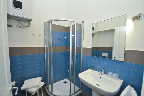 Standard Double or Twin Room image 8