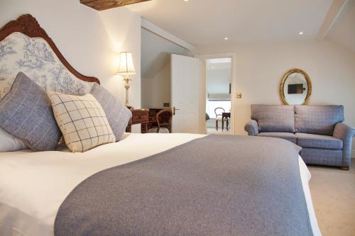 86622561 The Falcon Hotel