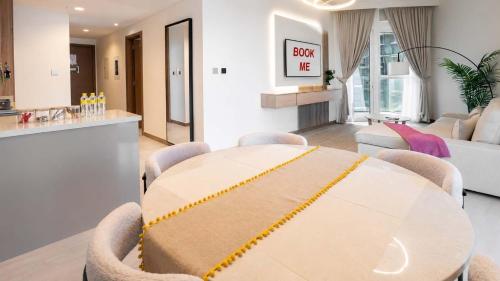 Free housekeeping visits during your stay - StayShort - Business Bay for 4 people with City Views, Дубай