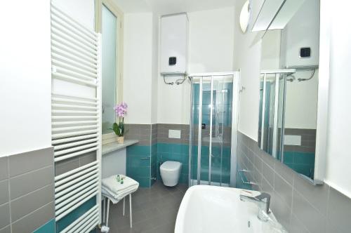 Deluxe Double or Twin Room image 6
