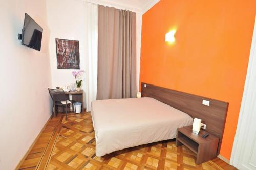 Standard Double or Twin Room image 5