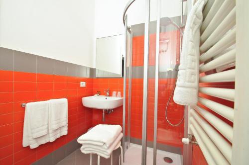 Standard Double or Twin Room image 4
