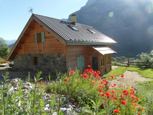 gîte l'écureuil roux (gite l'ecureuil roux) in L'Argentiere-la-Bessee