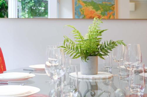 Bright Townhome with Courtyard in Neutral Bay - image 10