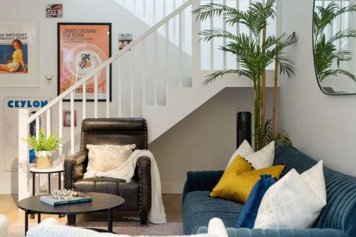 Bright Townhome with Courtyard in Neutral Bay - main image